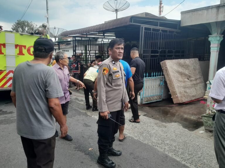 Polsek Siantar Timur Respon Cepat Cek TKP Laporan Kebakaran di Jalan Merek Raya