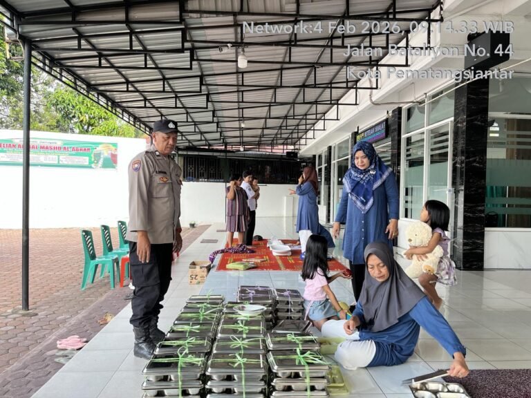 Dukung Program Pemerintahan, Bhabinkamtibmas Polsek Siantar Barat Monitoring Distribusi MBG