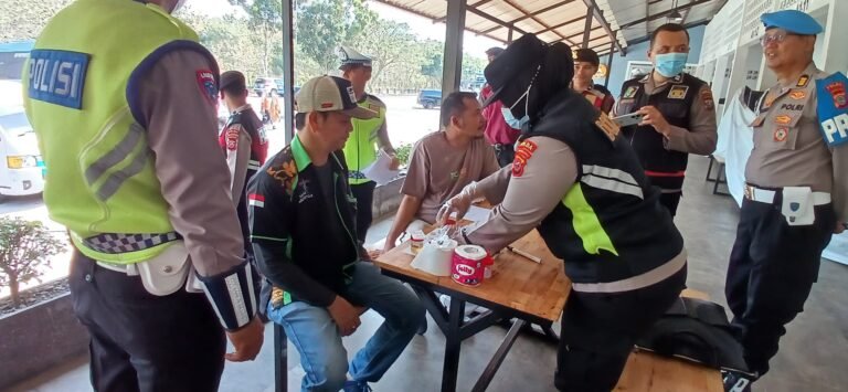 Hari ke-6 Operasi Keselamatan Toba 2026, Polda Sumut Intensifkan Ramp Check Truk Dan Travel, Sopir Jalani Tes Urin