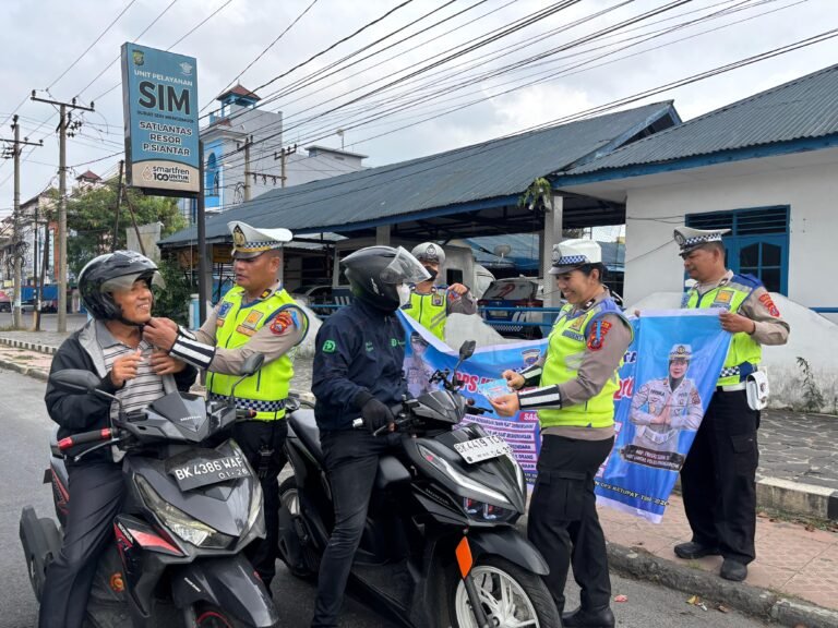Ops Keselamatan Toba 2026, Sat Lantas Polres Pematang Siantar Bagikan Brosur Dan Stiker