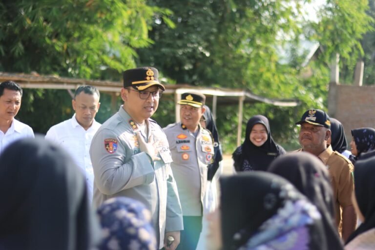 Kapolres Samosir Makan Bersama Pelajar SDN 10 Lumban Suhi-suhi Toruan, Tinjau Program Makan Bergizi Gratis Dan Salurkan Bantuan