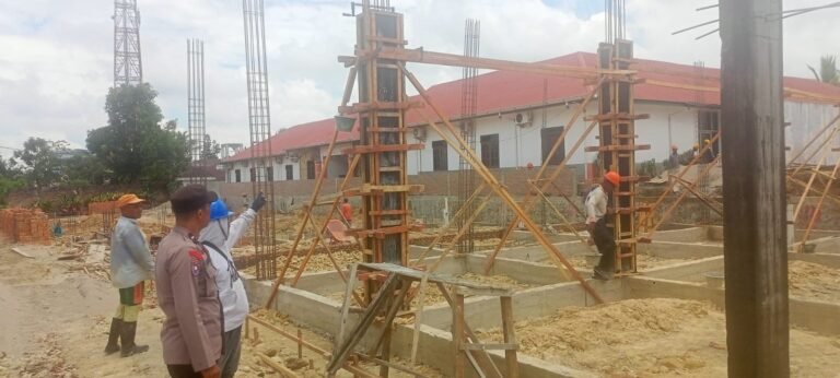 Bhabinkamtibmas Polsek Siantar Marihat Sampaikan Himbauan Kamtibmas Kepada Pekerja Bangunan