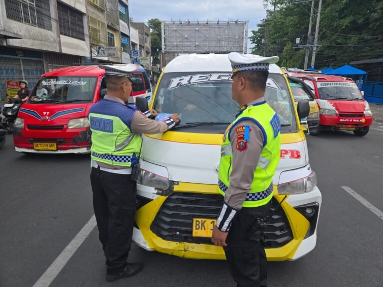Ops Keselamatan Toba 2026, Sat Lantas Polres Pematang Siantar Edukasi Tempel Stiker di Angkot