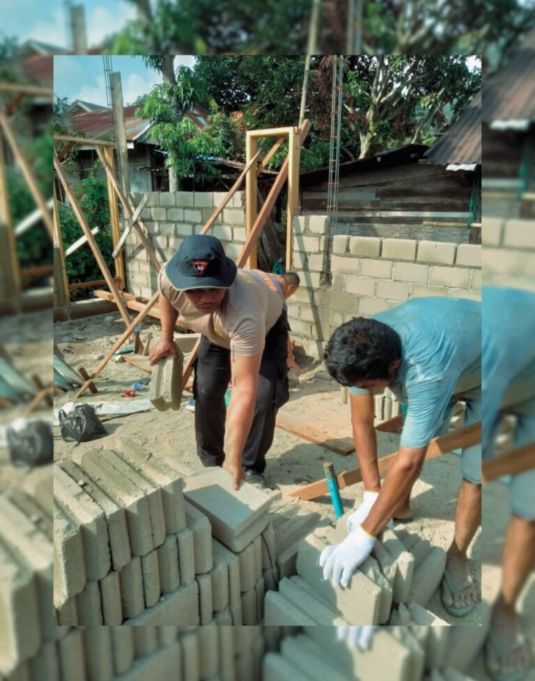Brimob Polda Sumut Bantu Warga Bangun Rumah Swadaya Untuk Korban Banjir di Desa Tolang Julu