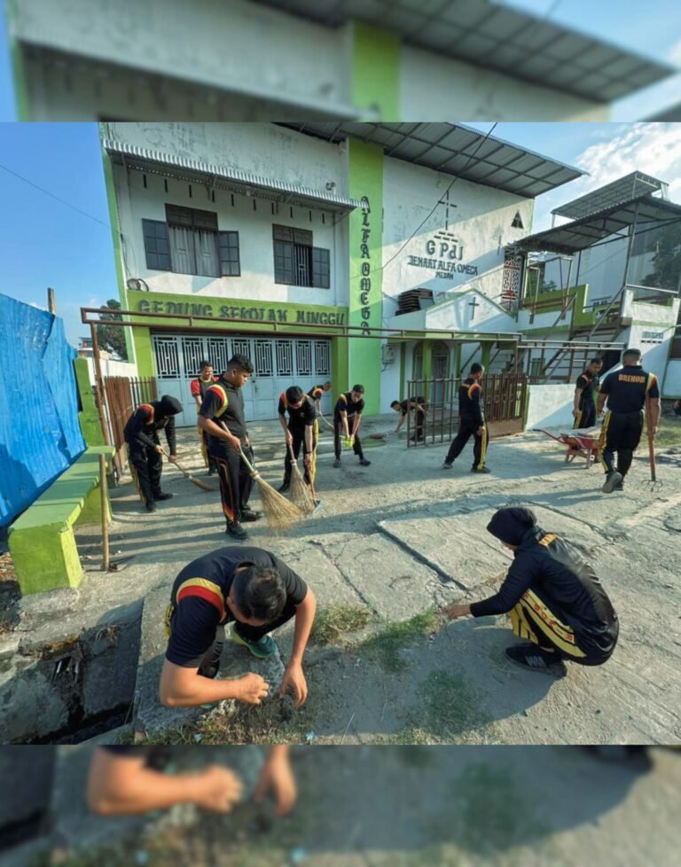 Detasemen Gegana Brimob Polda Sumut Kerja Bakti di Sekolah Minggu GPDI Alfa Omega Medan