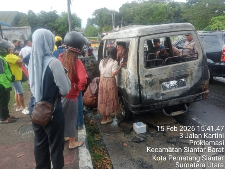 Polsek Siantar Barat Cek TKP Satu Unit Mobil Carry Terbakar di Jalan Sudirman