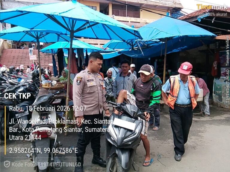 Respon Cepat, Pamapta Polres Pematang Siantar Cek TKP Dan Temukan Sepeda Motor Warga Didepan Pintu Masuk Pasar Horas