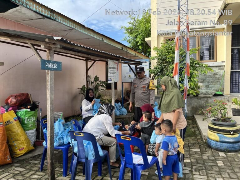 Bhabinkamtibmas Polsek Siantar Barat Monitoring Distribusi MBG di Kantor Kelurahan Bantan