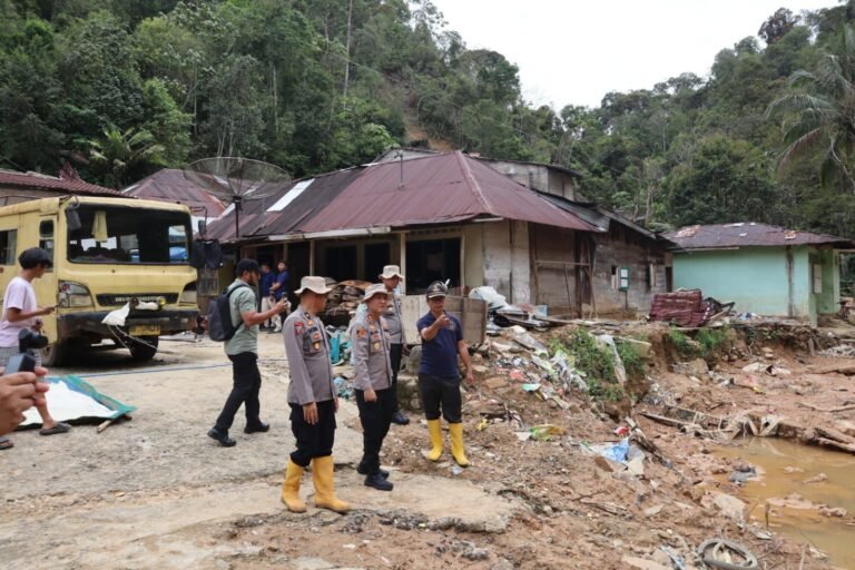 Kapolres Tapteng Tinjau Lokasi Longsor di Sitahuis, Serahkan Bansos Dan Serap Aspirasi Warga