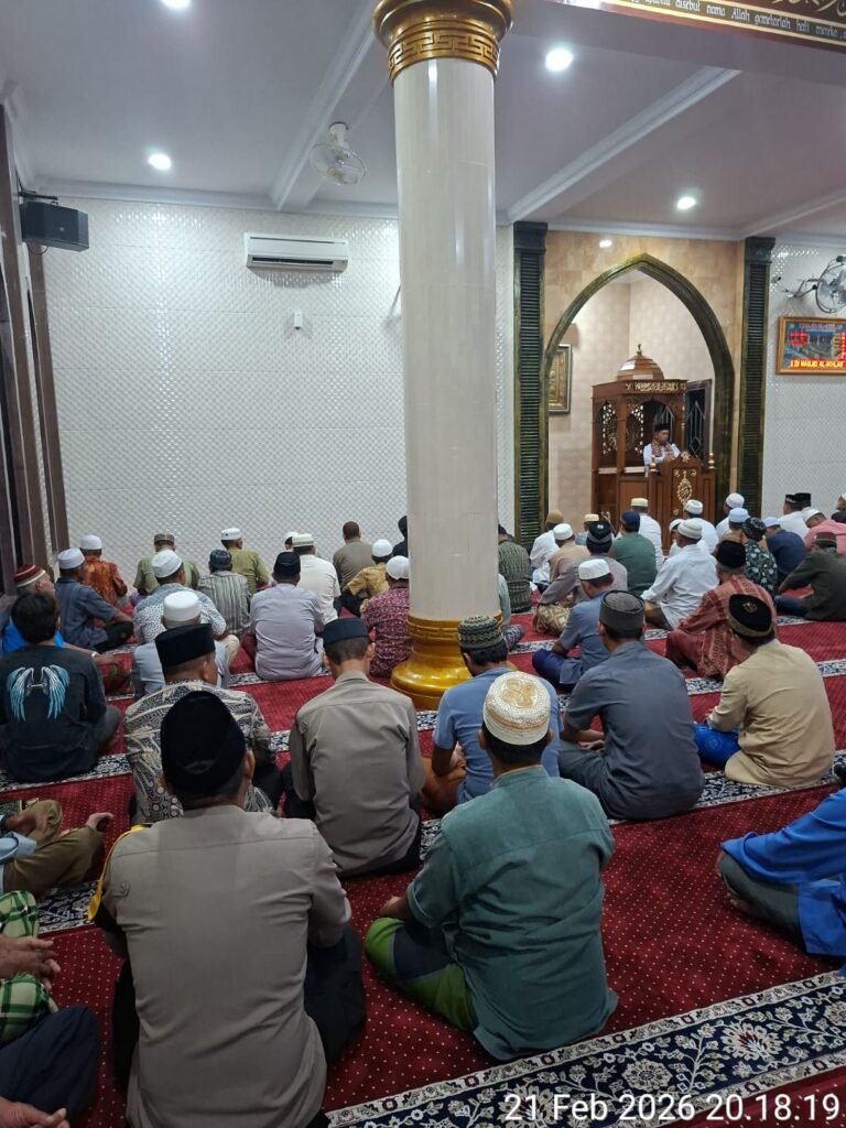 Jalin Silaturahmi, Wakapolsek Siantar Utara Sholat Tarawih Berjamaah di Mesjid Al Ikhlas Jalan Nagur