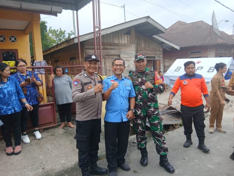 Bhabinkamtibmas Polsek Siantar Marihat Hadiri Pemberian Bansos Kepada Korban Kebakaran