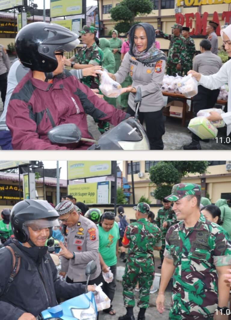 Kapolres Pematang Siantar Bersama Dandim 0207/SML Berbagi Takjil Kepada Masyarakat Jelang Berbuka Puasa