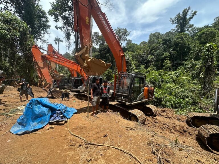 Gabungan Brimob Dan Ditreskrimsus Polda Sumut Tindak Tambang Emas Ilegal di Perbatasan Tapsel–Madina, 14 Ekskavator Diamankan