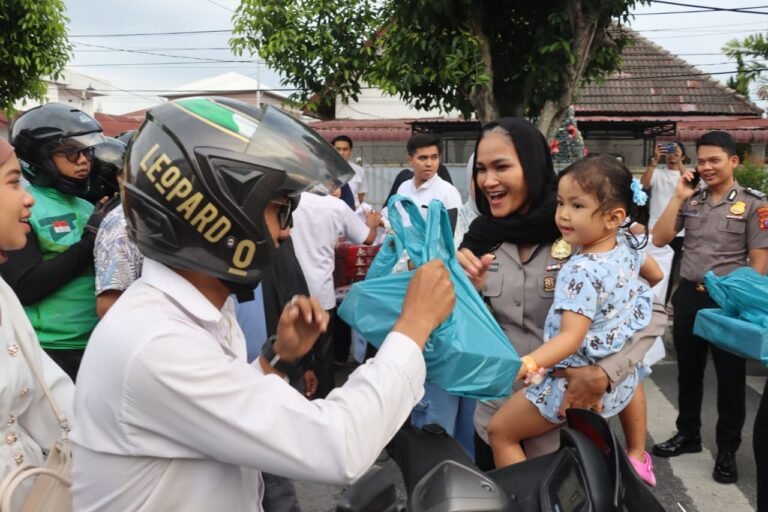 Bulan Penuh Berkah, Polres Pematang Siantar Berbagi Takjil Kepada Masyarakat Pengguna Jalan