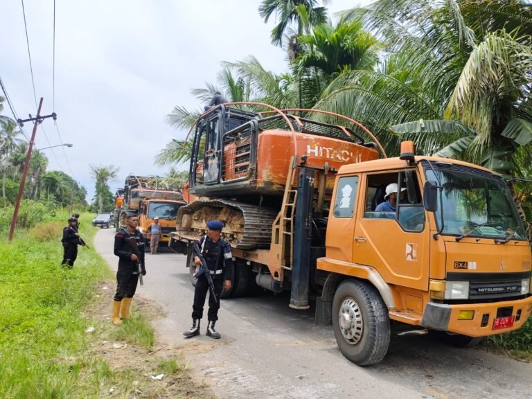 Dikawal Brimob Bersenjata Lengkap, Alat Berat Tambang Emas Ilegal Tapsel–Madina Dievakuasi ke Batalyon C Sipirok