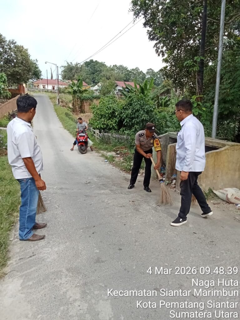Hidup Bersih, Bhabinkamtibmas Polsek Siantar Marihat Bersama Masyarakat Gotong Royong di Jalan Nembos