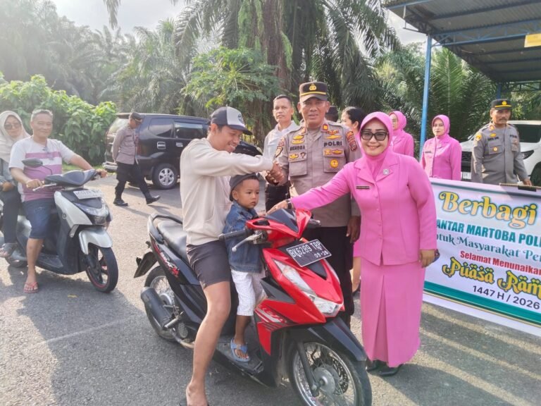 Ramadhan Penuh Kebersamaan, Polsek Siantar Timur Dan Siantar Martoba Berbagi Takjil Kepada Masyarakat