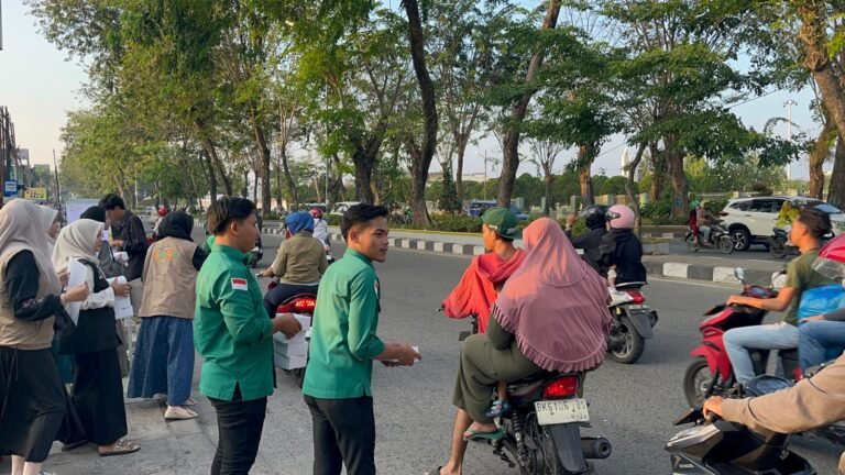PC HIMMAH Medan Berbagi Takjil ke Masyarakat Pengguna Jalan Jelang Berbuka Puasa Bersama