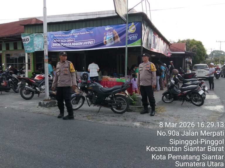 Bhabinkamtibmas Polsek Siantar Barat Rutin Patroli Tempat Penjualan Takjil