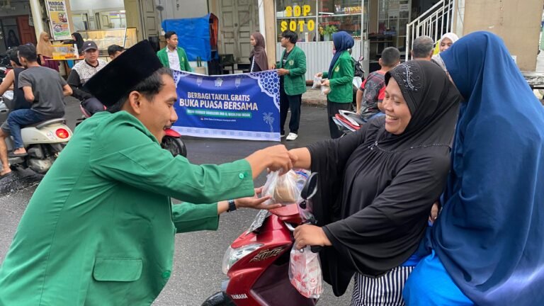 Wujudkan Kepedulian Ramadan, BEM UMN Al Washliyah Medan Berbagi Takjil Dan Buka Puasa Bersama