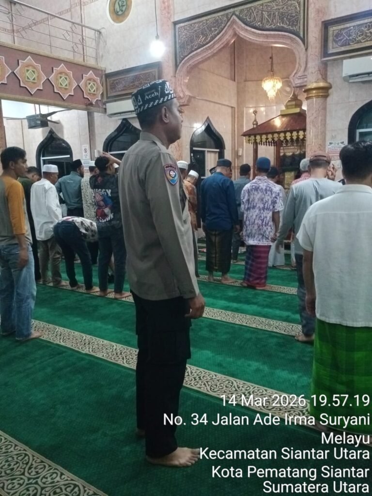 Ciptakan Kebersamaan, Wakapolsek Siantar Utara Bersama Personil Sholat Tarawih Berjamaah di Mesjid Al-Hanif