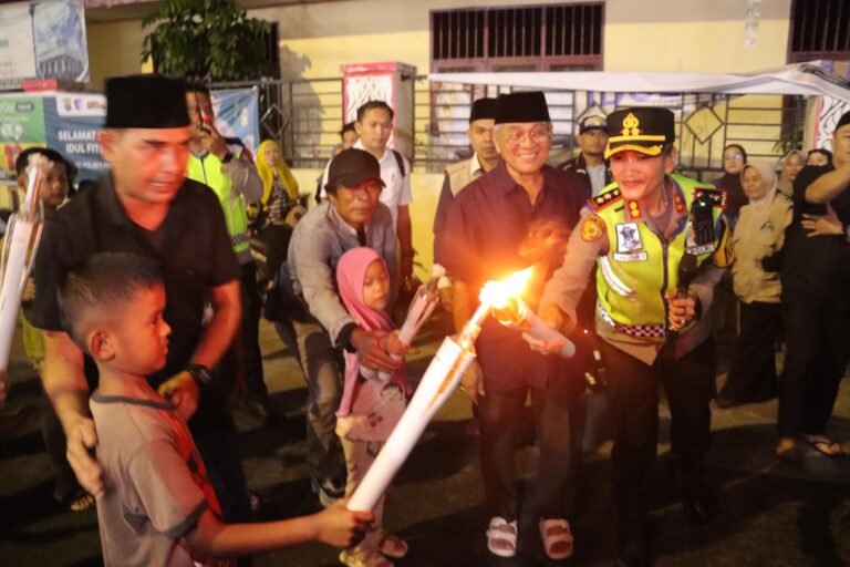 Kapolres Pematang Siantar Pimpin Pelepasan Pawai Obor Takbir Keliling Malam Idul Fitri 1447 H
