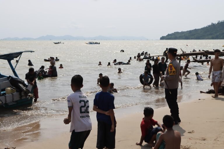 Pastikan Keamanan Libur Lebaran, Kapolres Tapteng Tinjau Langsung Pengamanan Objek Wisata