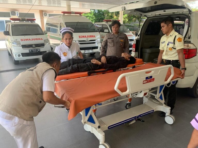 Petugas Pos Pam VI Simpang Sidamanik Respon Cepat Tolong Korban Laka Lantas