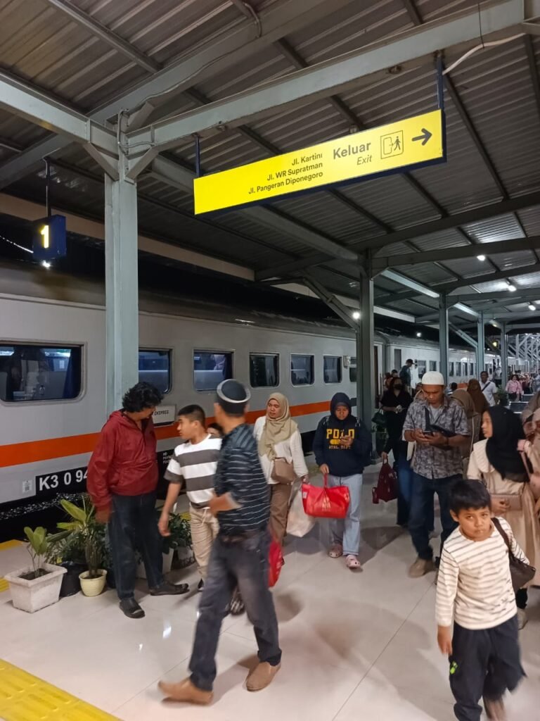 Polsek Siantar Barat Rutin Pengamanan Arus Balik di Stasiun Kereta Api