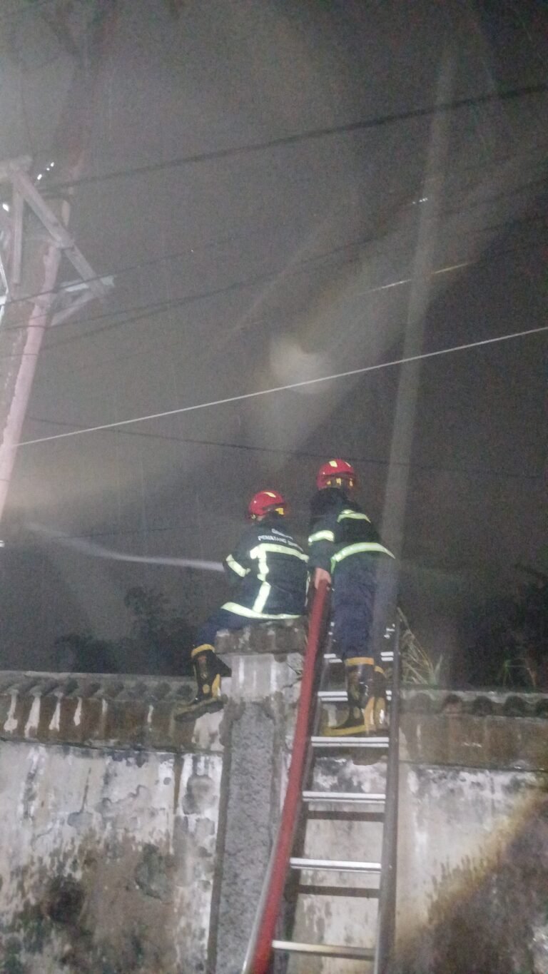 Polsek Siantar Barat Cek TKP Kebakaran Lalang di Kompleks Pekuburan Cina