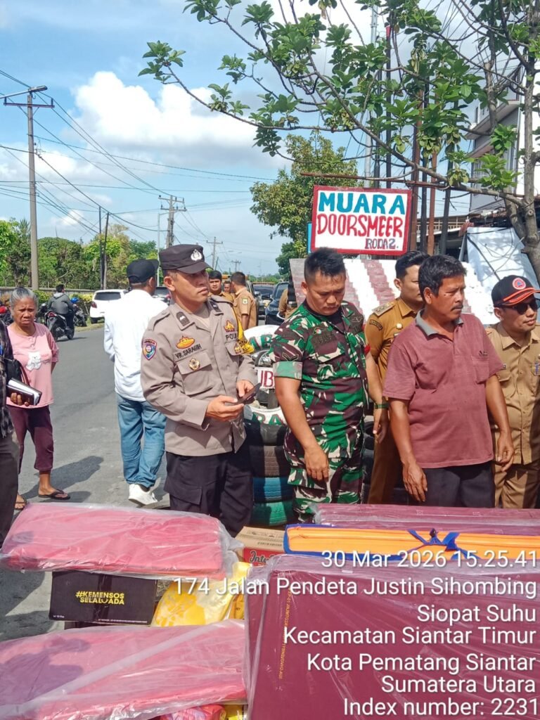 Bhabinkamtibmas Poslek Siantar Timur Monitoring Pemberian Bantuan kepada korban Kebakaran