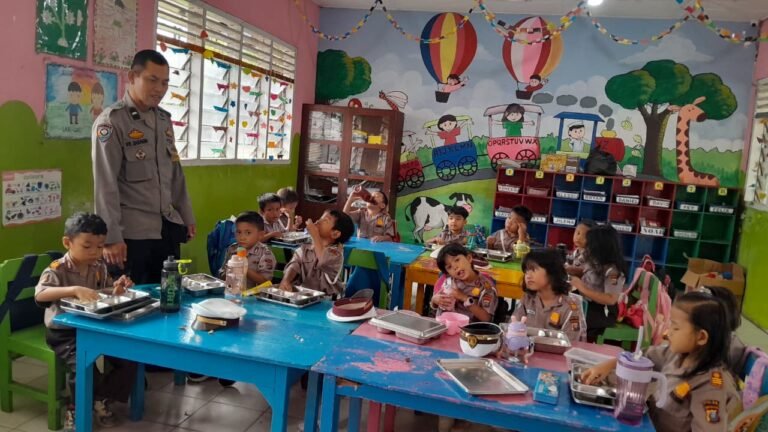 Bhabinkamtbmas Polsek Siantar Timur Monitoring Distribusi MBG di TK Kembala Bhayangkari 06