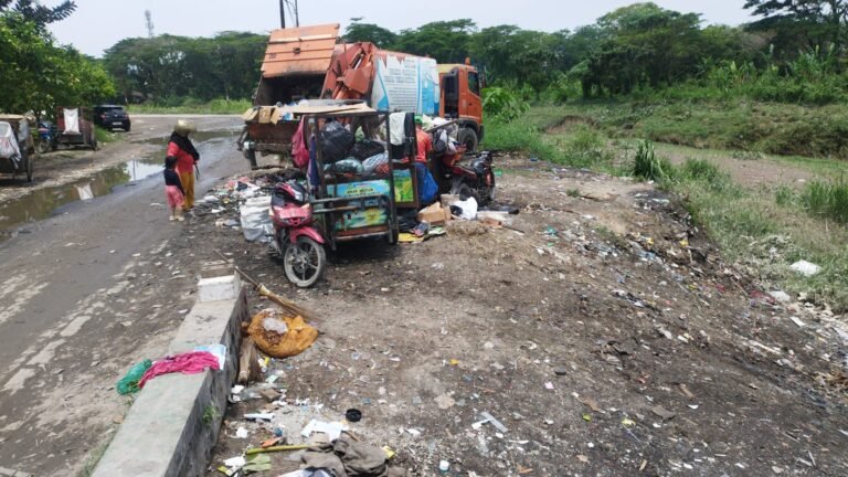 Timbunan Sampah di Kanal Titi Kuning Meluap, Camat Medan Johor Usulkan Penanganan Terpadu