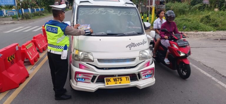 Sat Lantas Polres Pematang Siantar Bagikan Brosur Tertib Berlalu Lintas Kepada Pengguna Jalan