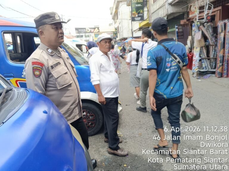 Cegah Guantibmas, Polsek Siantar Barat Patroli Jalan Kaki di Pasar Horas