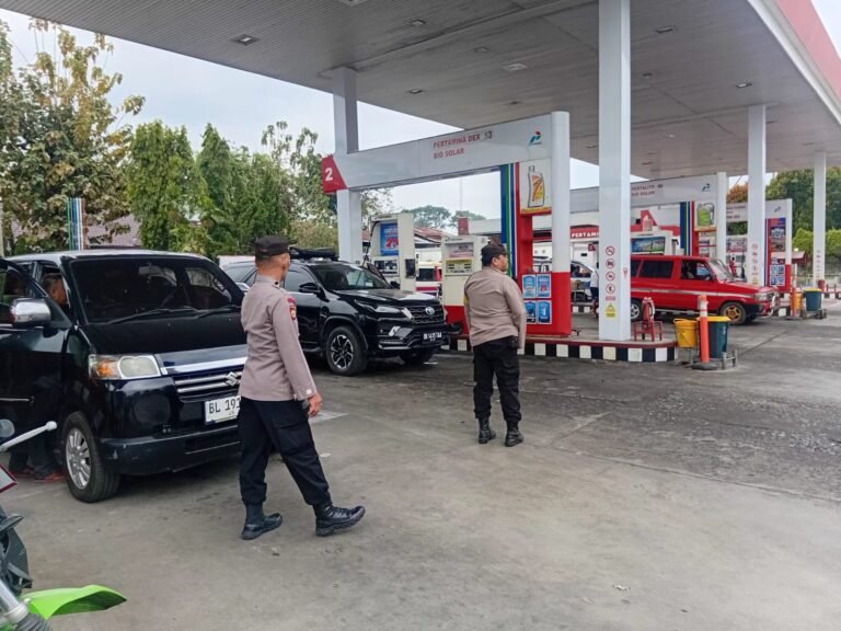 Polsek Siantar Timur Monitoring Penyaluran BBM di Dua SPBU, Harga Subsidi Dan Non Subsidi Normal