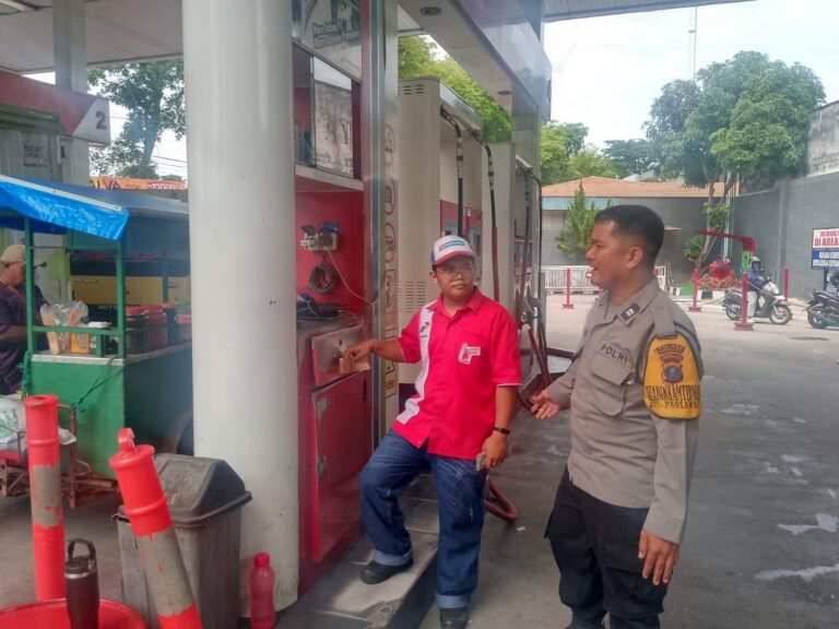 Bhabinkamtibmas Polsek Siantar Timur Sambangi SPBU Simpang Sambo, Stok BBM Masih Aman