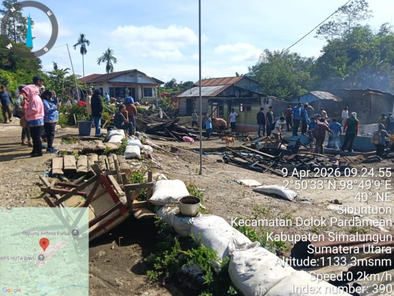 Polsek Dolok Pardamean Cek TKP Kebakaran, Empat Rumah Warga Ludes Dilalap Sijago Merah Dalam Sejam