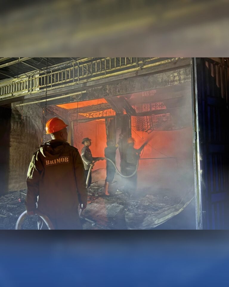 Kobaran Api di Gunung Sitoli Berhasil Dijinakkan, Sinergi Personel Brimob Polda Sumut Bersama Tim Gabungan Selamatkan Kawasan Pertokoan