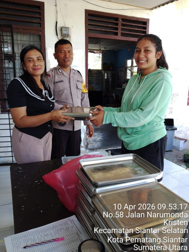 Bhabinkamtibmas Polsek Siantar Selatan Hadir Pendistribusian MBG Kepada Ibu Hamil Dan Balita