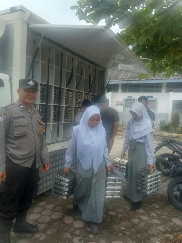Bhabinkamtibmas Polsek Siantar Timur Monitoring Distribusi MBG di SMU Negeri 4
