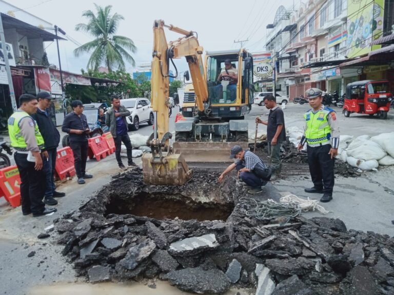 Sat Lantas Polres Pematangsiantar Survey Perbaikan Jalan Rusak dan Amblas di Jalan Gereja