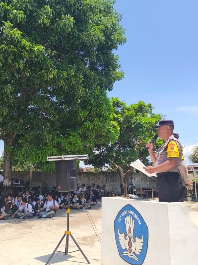 Bhabinkamtibmas Polsek Siantar Marihat Sampaikan Pesan Pesan Kamtibmas di SMA Negeri 1