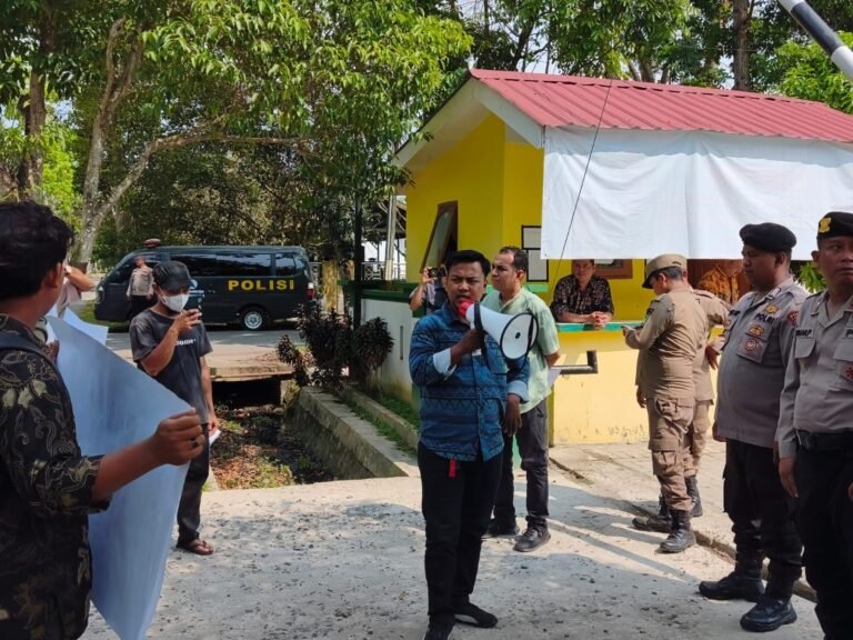 LIMAPERA Demo Kantor Dinas PMD Langkat, Desak Kades Kwala Musam Diberhentikan
