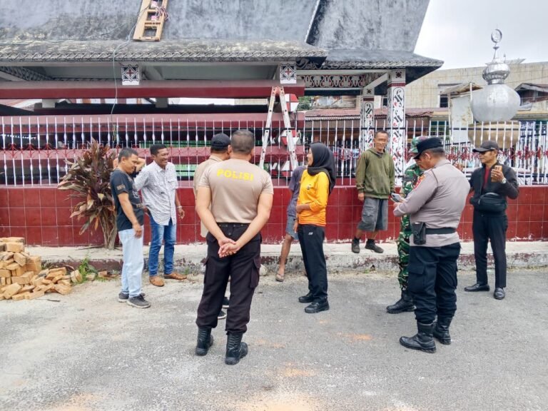 Kapolsek Siantar Selatan Dampingi Camat Monitoring Kebersihan Dan Pengecetan Jorat Sangnawaluh