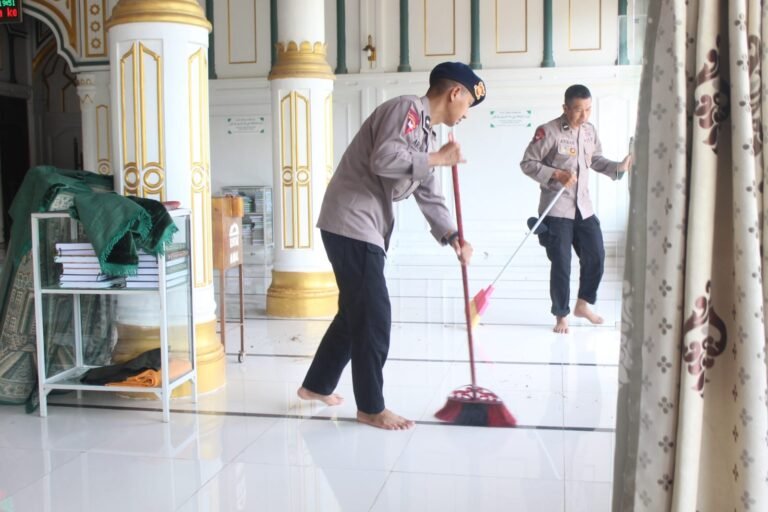 Dukung Program Indonesia ASRI, Personel Brimob Aceh Gelar Kurvei di Masjid Darul  Huda