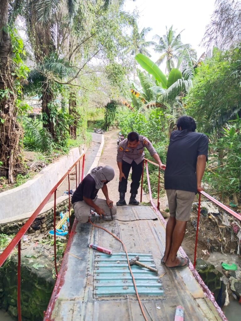 Polri Untuk Masyarakat, Kapolsek Siantar Martoba Bersama Personil Perbaiki Jembatan Rusak di Jalan Suka Dame