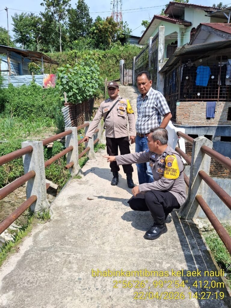 Bhabinkamtibmas Polsek Siantar Selatan Dampingi Cek Jembatan Penyeberangan di Gang Losung Aek