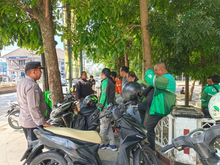 Sat Binmas Polres Pematang Siantar Patroli Sambang Kamtibmas Dan Silaturahmi Kepada Masyarakat di Warkop