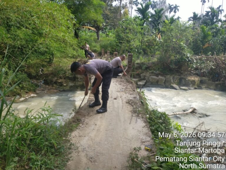 Polsek Sianțar Martoba Bantu Pembuatan Tiang Pengaman Jembatan Penghubung di Jalan Rindung
